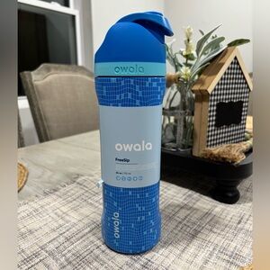 Owala NWT Take A Dip Blue Water Bottle 24oz